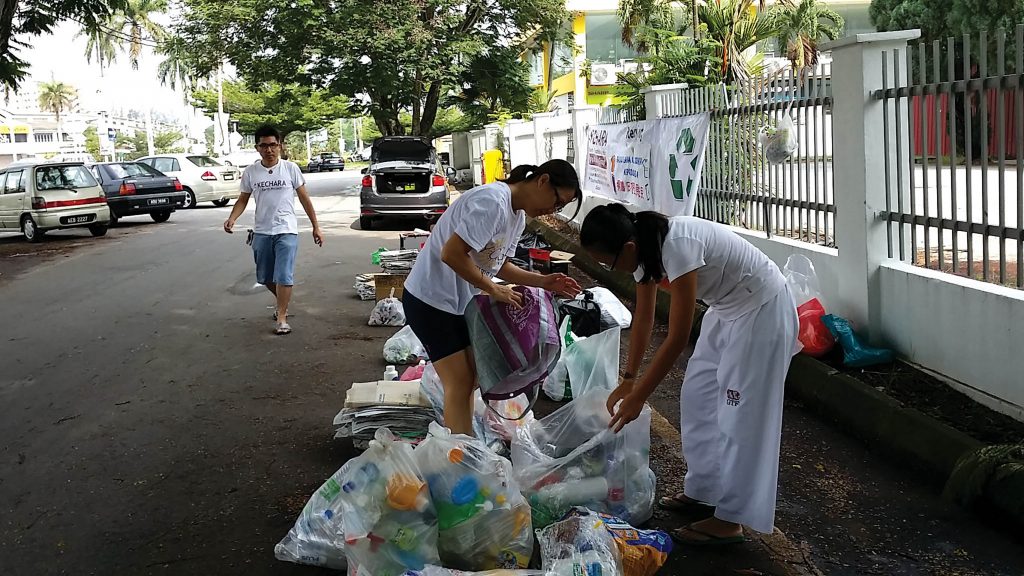 Kechara’s recycling initiatives aim to
create mindfulness among participants of the dangers of consumption and encourage them to care for the world we live in for future generations.
