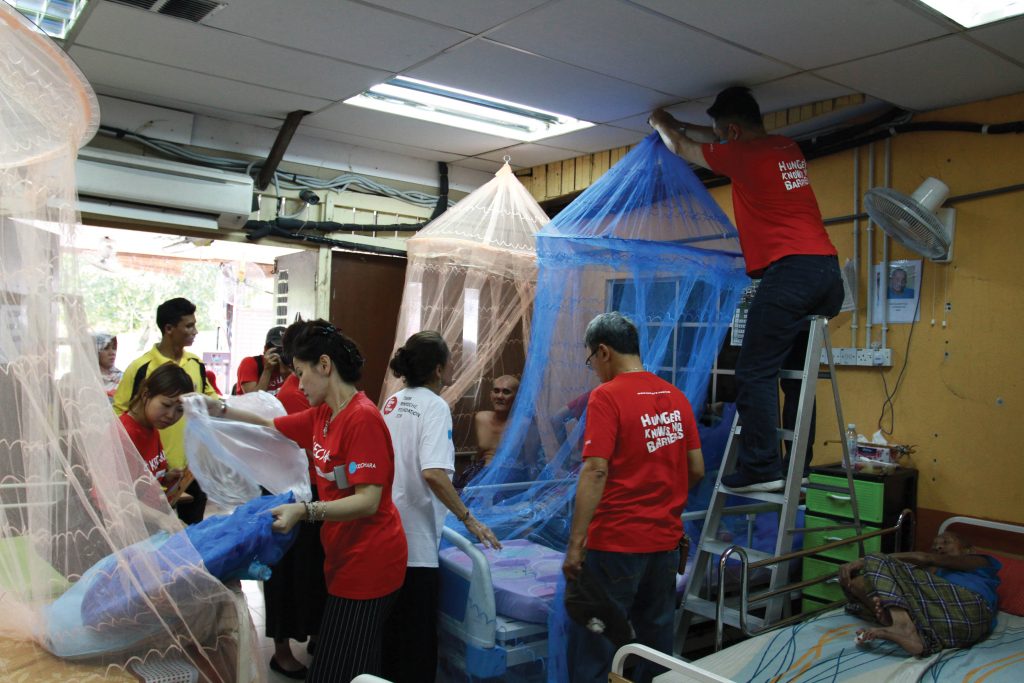Kechara Soup Kitchen and Tsem Rinpoche Foundation's “Bite No More” Project distributed 2,000 sets of mosquito coils and nets to shelter homes, poor families and organisations around the Klang Valley.